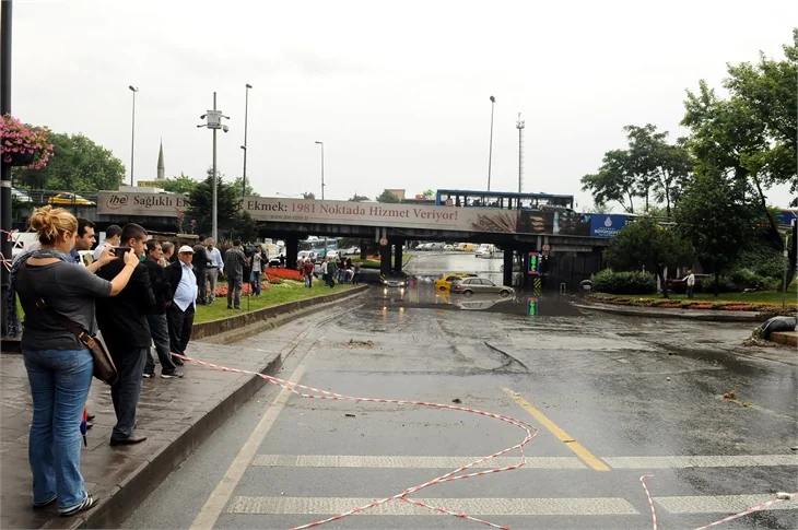 İstanbul'u sel aldı!
