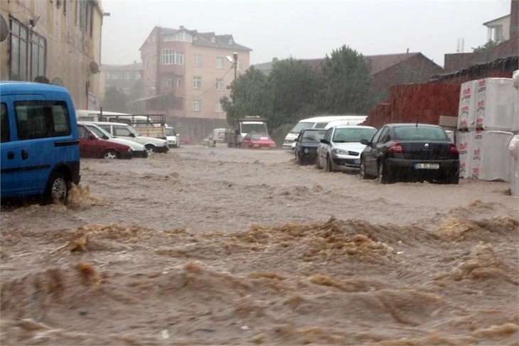 İstanbul'u sel aldı!
