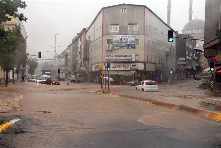 İstanbul'u sel aldı!