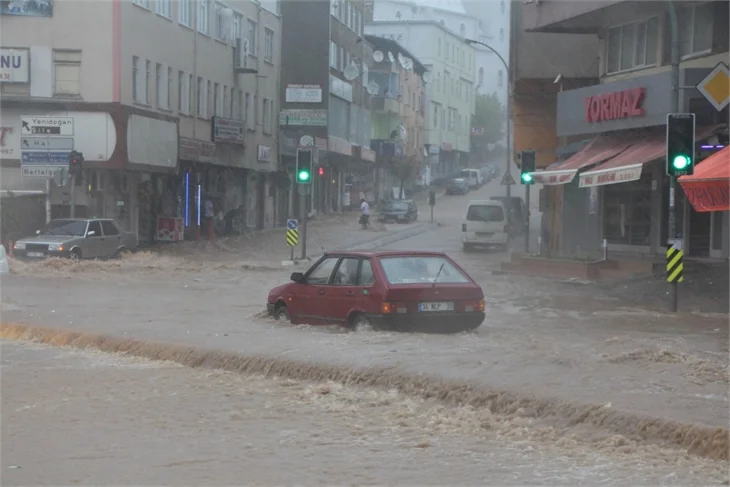 İstanbul'u sel aldı!