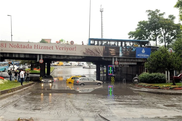 İstanbul'u sel aldı!