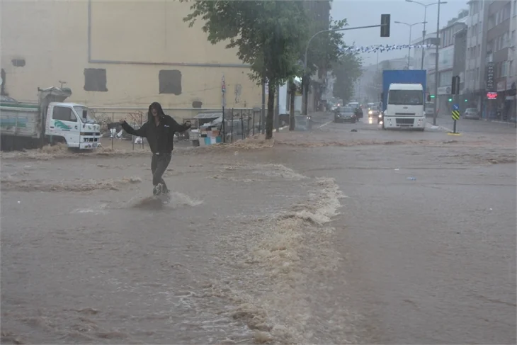 İstanbul'u sel aldı!