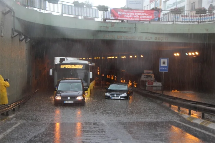 İstanbul'u sel aldı!