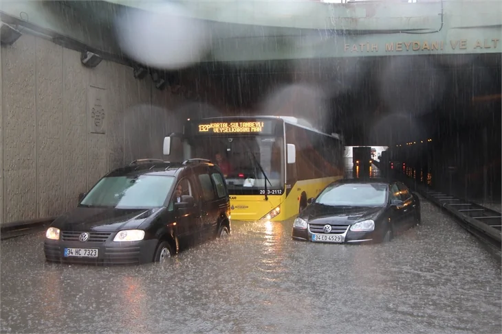 İstanbul'u sel aldı!