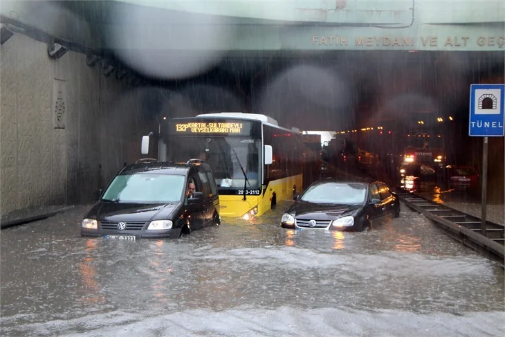 İstanbul'u sel aldı!