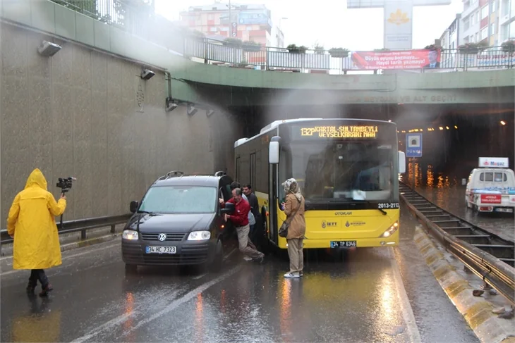 İstanbul'u sel aldı!
