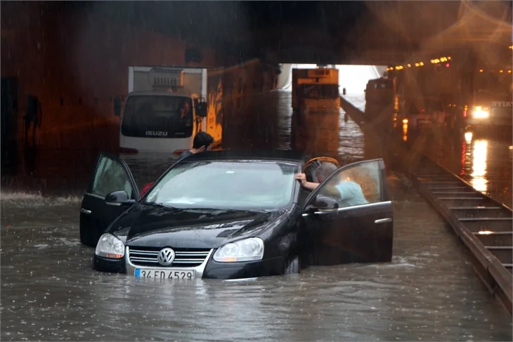 İstanbul'u sel aldı!