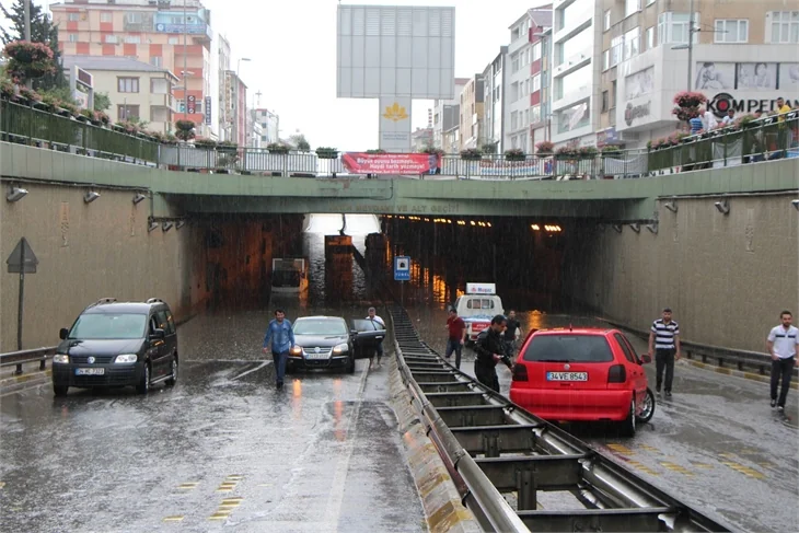 İstanbul'u sel aldı!
