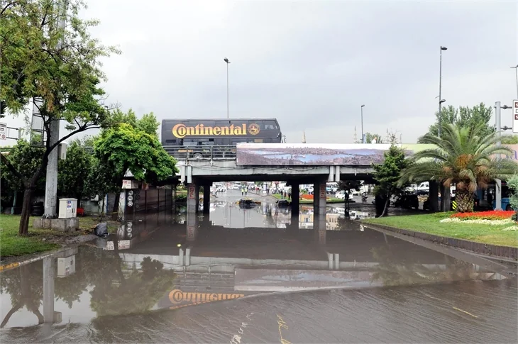 İstanbul'u sel aldı!