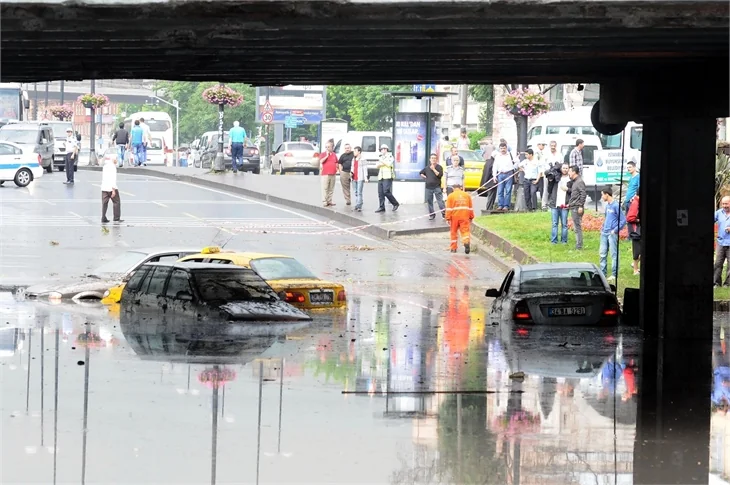 İstanbul'u sel aldı!