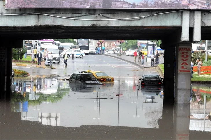 İstanbul'u sel aldı!