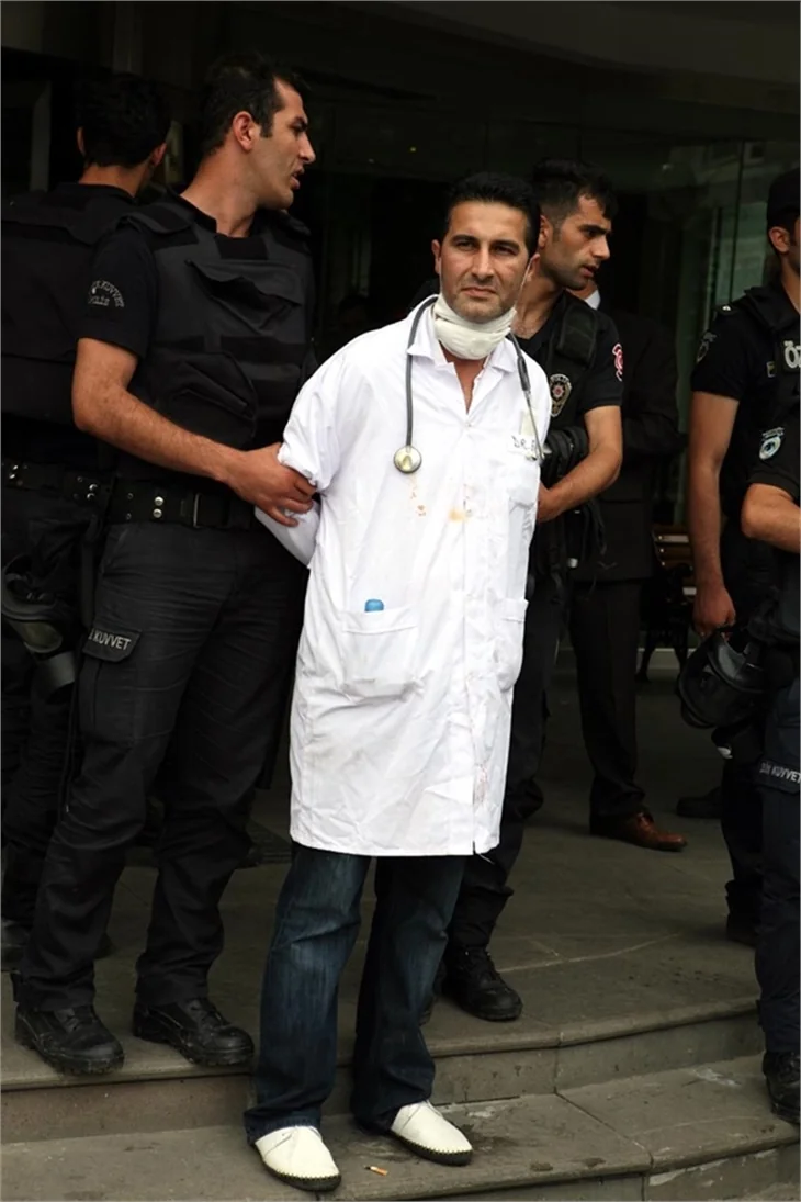 Doktorlara kelepçe