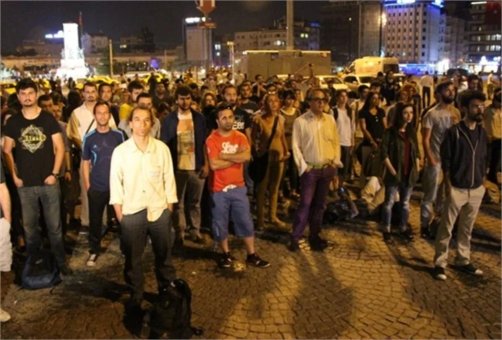 Herkes 'duran adam'ı konuşuyor!