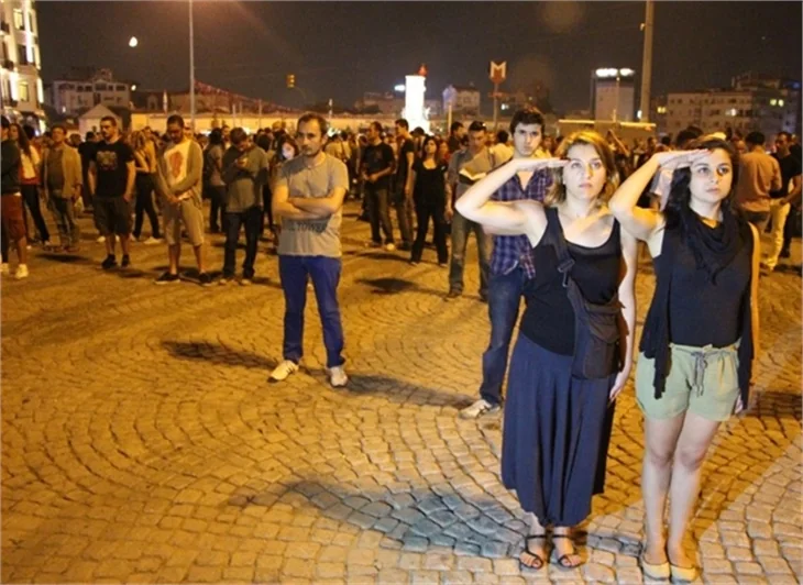 Herkes 'duran adam'ı konuşuyor!
