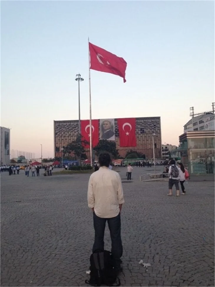 Herkes 'duran adam'ı konuşuyor!