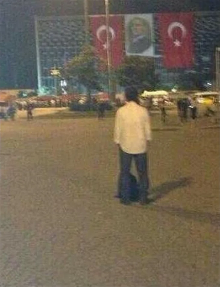 Herkes 'duran adam'ı konuşuyor!