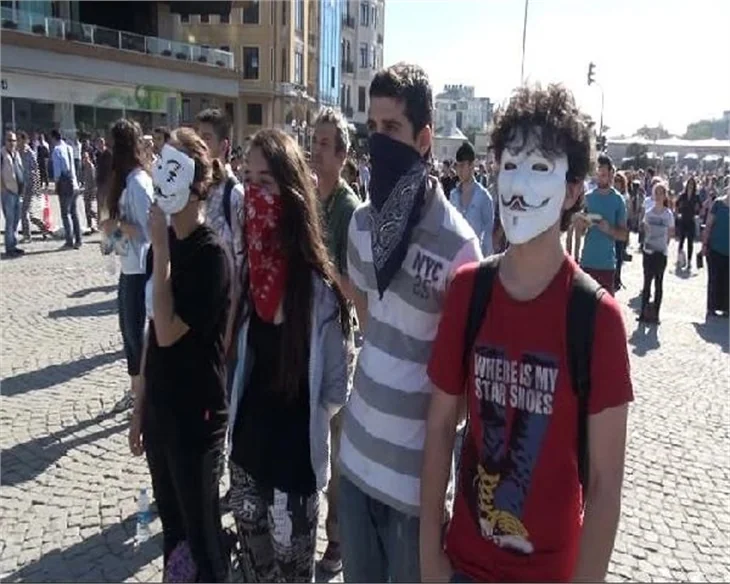 Taksim'de hala "duruyorlar"