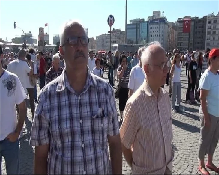 Taksim'de hala "duruyorlar"