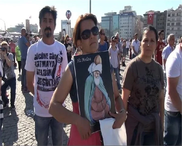 Taksim'de hala "duruyorlar"