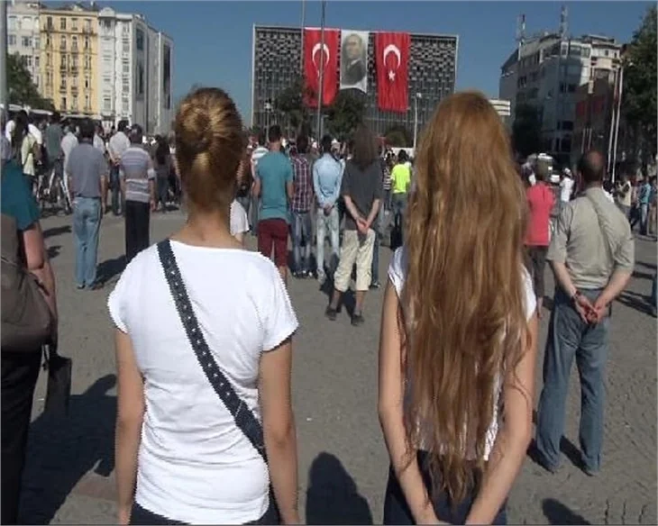 Taksim'de hala "duruyorlar"
