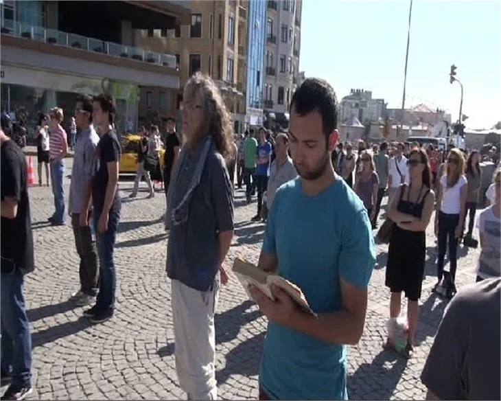 Taksim'de hala "duruyorlar"
