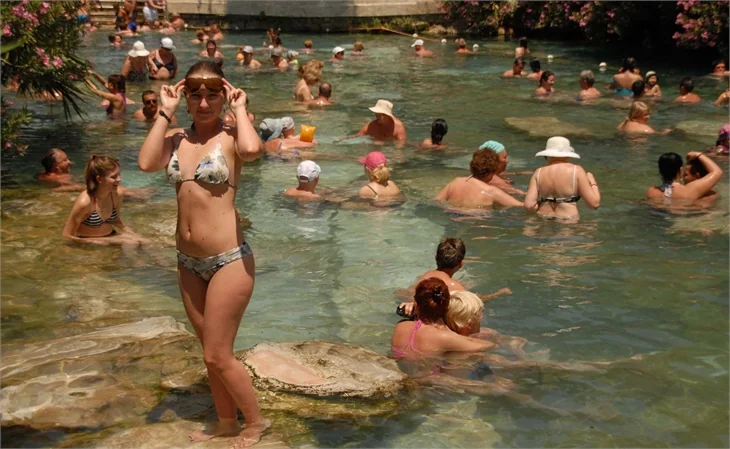 Tatil geldi sokaklar boşaldı, plajlar doldu!