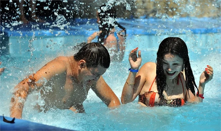 Tatil geldi sokaklar boşaldı, plajlar doldu!