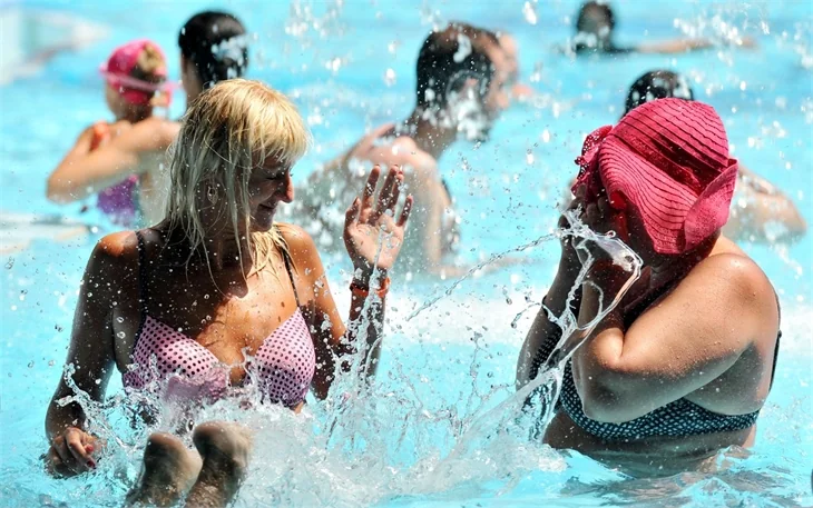 Tatil geldi sokaklar boşaldı, plajlar doldu!