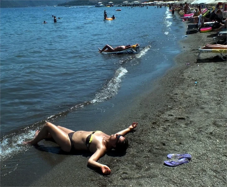 Tatil geldi sokaklar boşaldı, plajlar doldu!