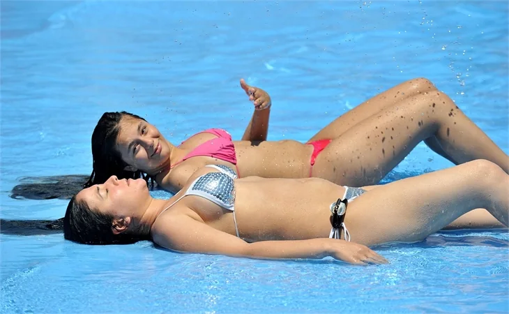 Tatil geldi sokaklar boşaldı, plajlar doldu!