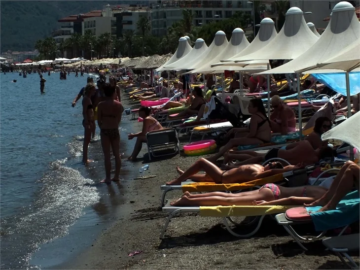 Tatil geldi sokaklar boşaldı, plajlar doldu!