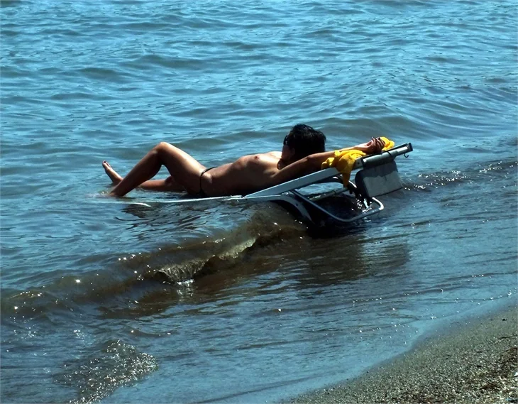 Tatil geldi sokaklar boşaldı, plajlar doldu!