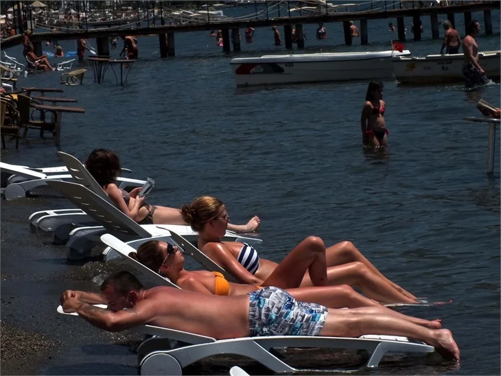 Tatil geldi sokaklar boşaldı, plajlar doldu!