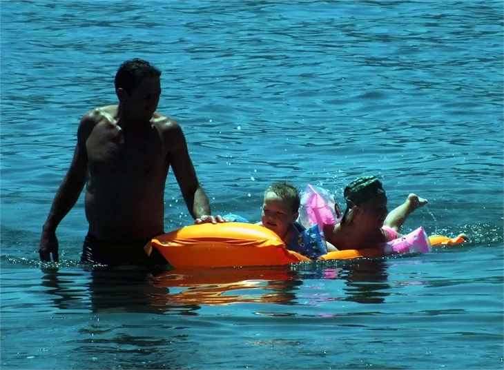 Tatil geldi sokaklar boşaldı, plajlar doldu!