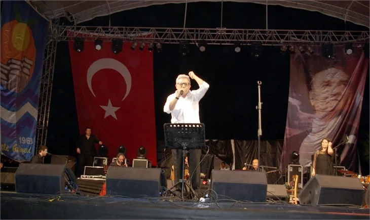 Zülfü Livaneli saldırıya uğradı!