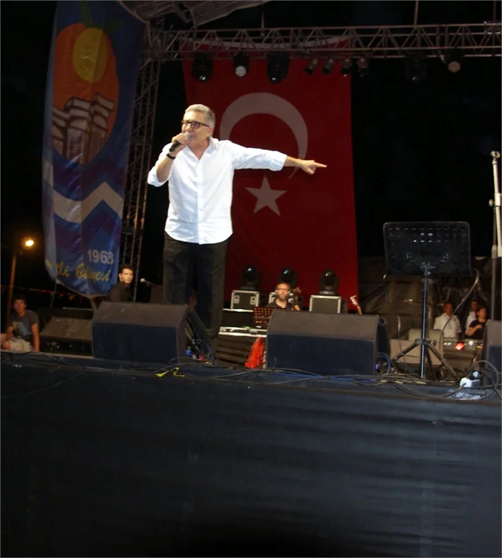 Zülfü Livaneli saldırıya uğradı!