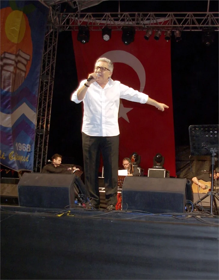 Zülfü Livaneli saldırıya uğradı!