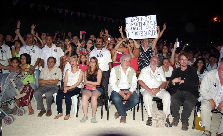 Zülfü Livaneli saldırıya uğradı!