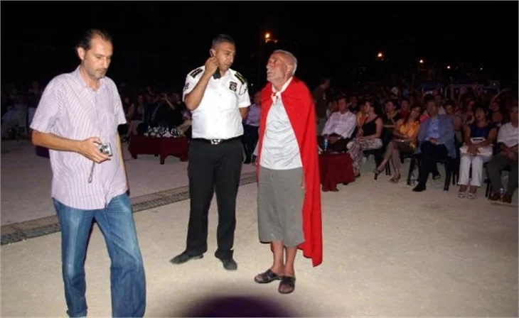Zülfü Livaneli saldırıya uğradı!