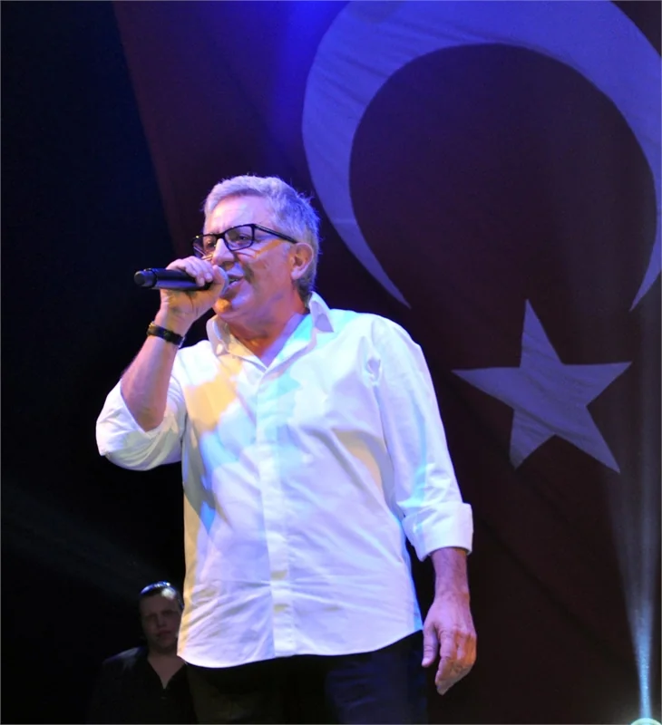Zülfü Livaneli saldırıya uğradı!