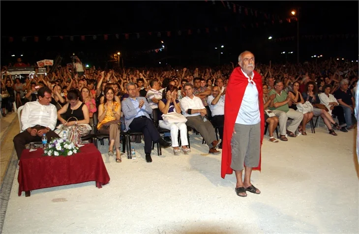 Zülfü Livaneli saldırıya uğradı!