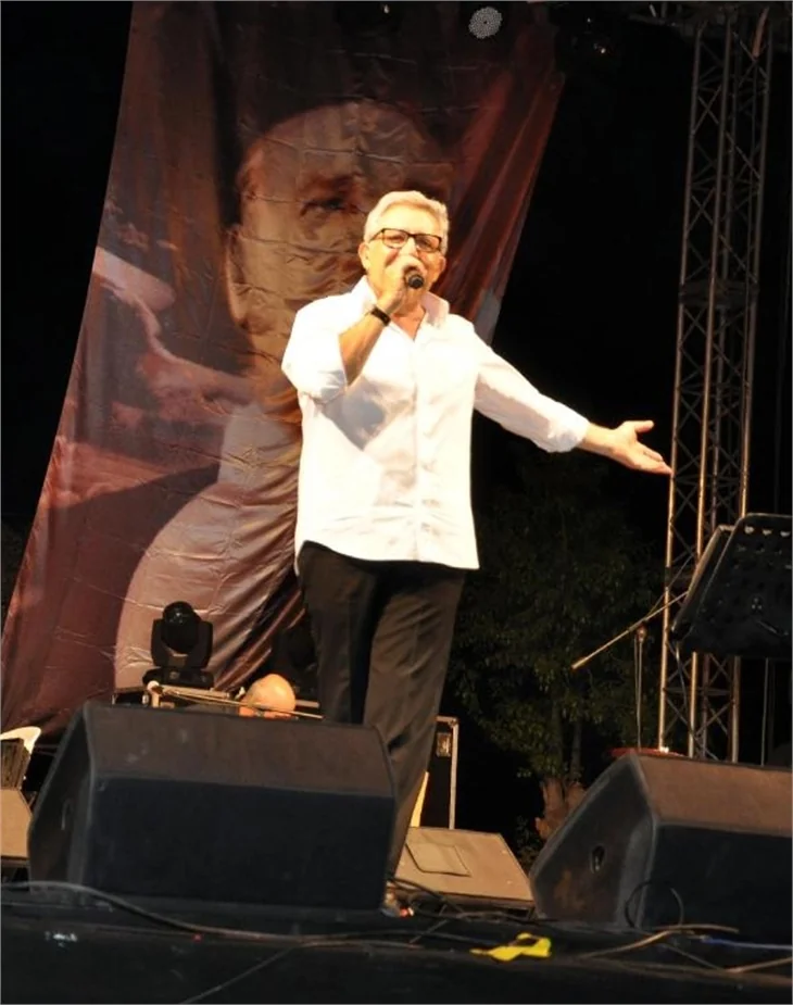 Zülfü Livaneli saldırıya uğradı!