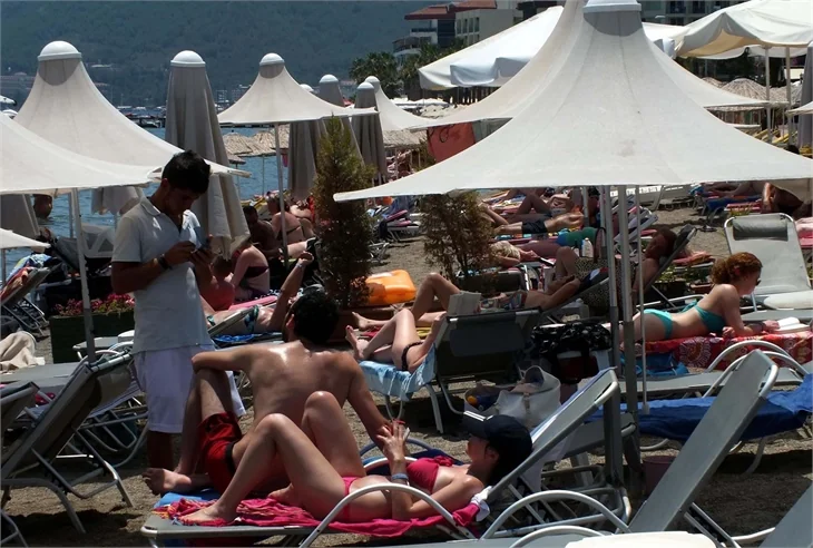 Havuzlar plajlar doldu taştı!