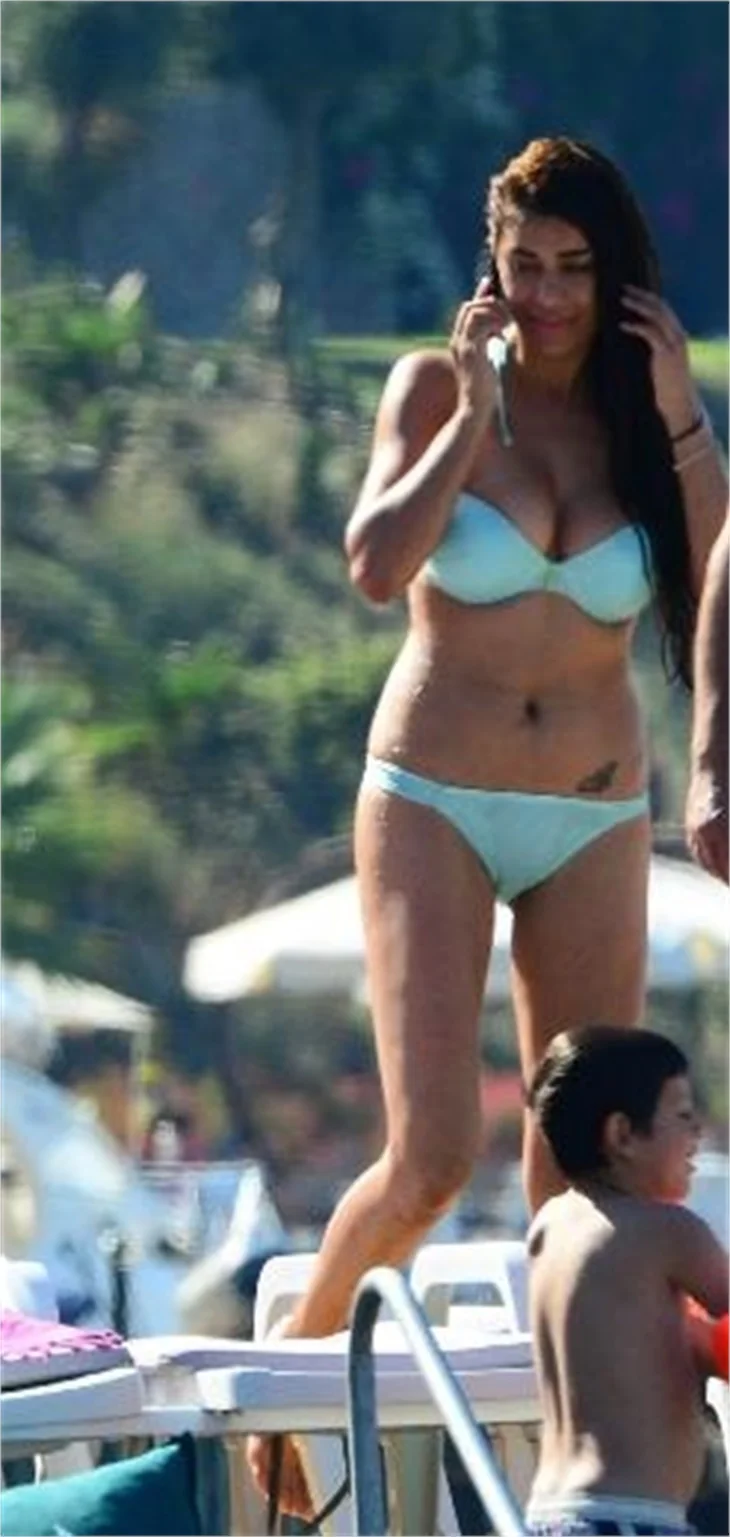 Seksi tatilci Ebru Şancı!
