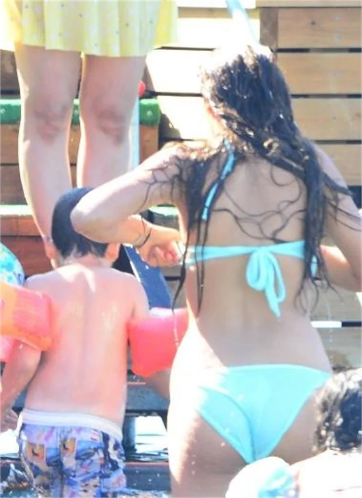 Seksi tatilci Ebru Şancı!