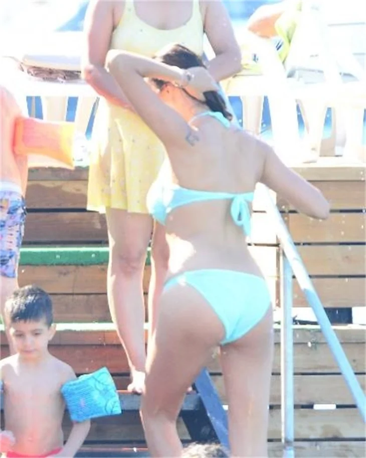 Seksi tatilci Ebru Şancı!