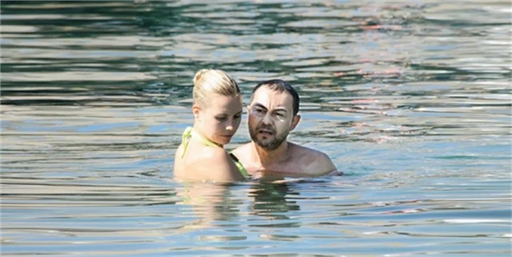 Serdar Ortaç ve Chloe deve güreşi oynarsa...