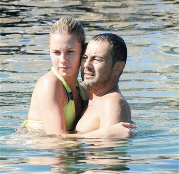 Serdar Ortaç ve Chloe deve güreşi oynarsa...