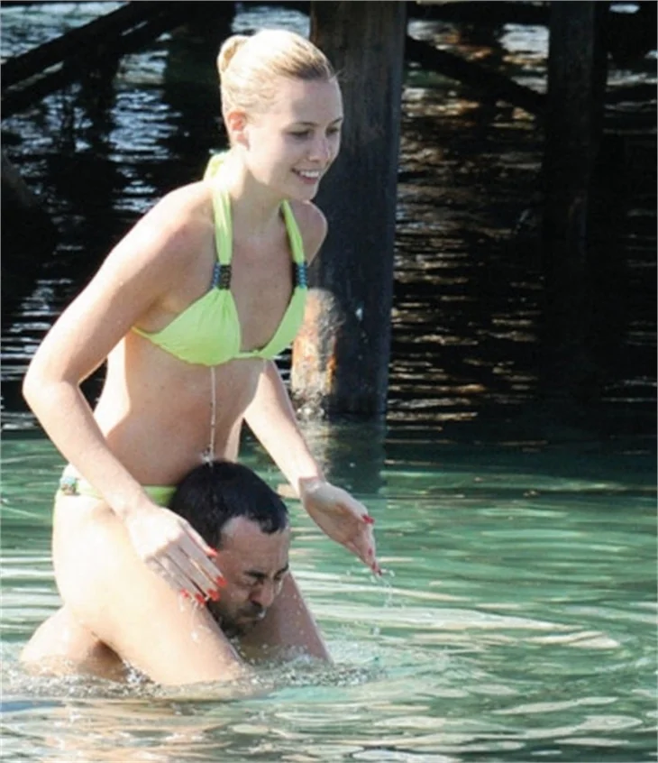 Serdar Ortaç ve Chloe deve güreşi oynarsa...