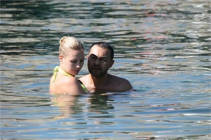 Serdar Ortaç ve Chloe deve güreşi oynarsa...